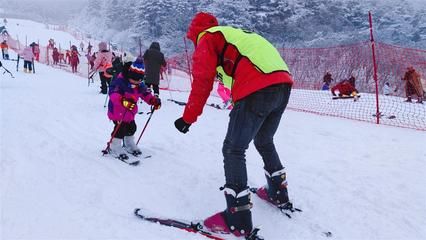 九宫山滑雪场开门营业,千余名游客在冰雪世界尽情撒欢