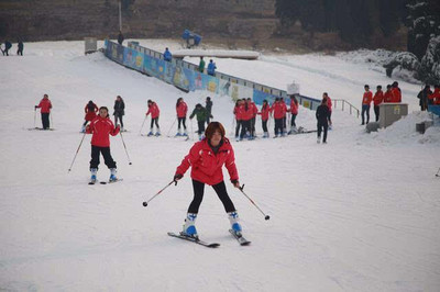 “济南家门口的滑雪场”蟠龙山滑雪场正式开业